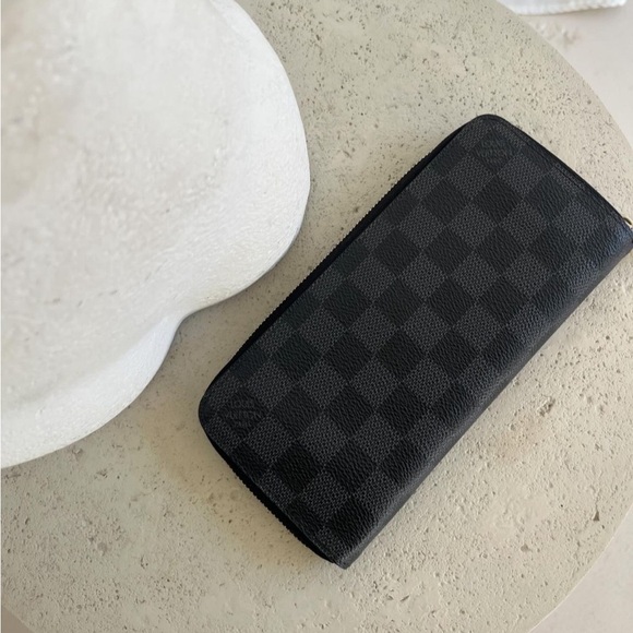 LOUIS VUITTON
Louis Vuitton Zippy Organizer Wallet 5️⃣5️⃣0️⃣ - Picture 1 of 1